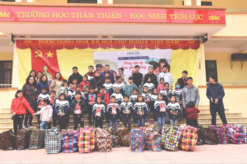 Đoàn thiện nguyện Đông ấm tặng chăn và quà cho các bạn học sinh Tiểu học