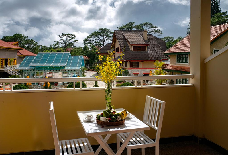 View ban công thoáng đãng tại Tea Resort Đà Lạt
