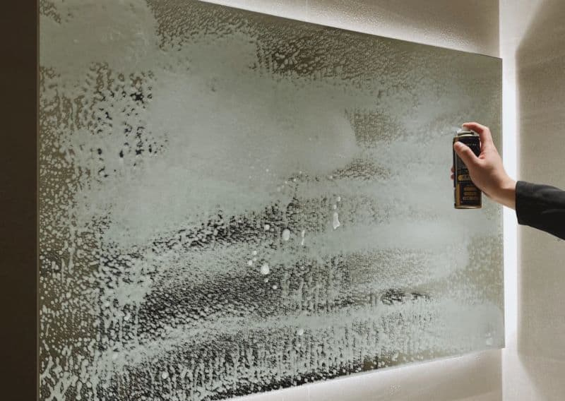Sử dụng nước lau kính chuyên dụng để vệ sinh gương nhà tắm bị ố