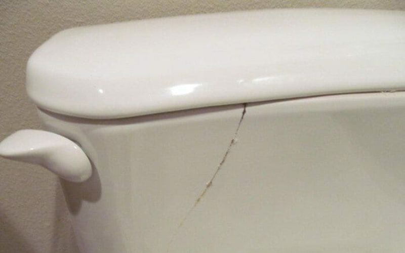toilet bị nứt vỡ do để vật nặng lên