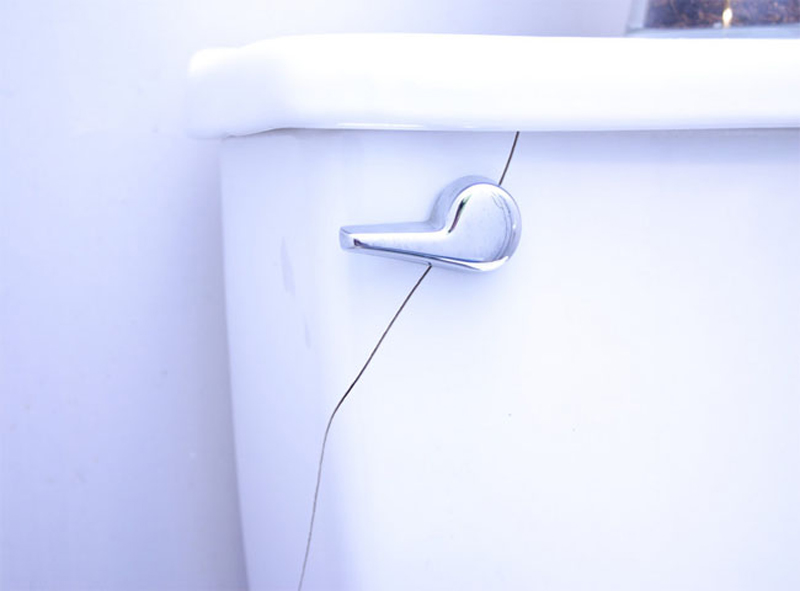 Tình trạng bồn cầu bị nứt, vỡ thường gặp
