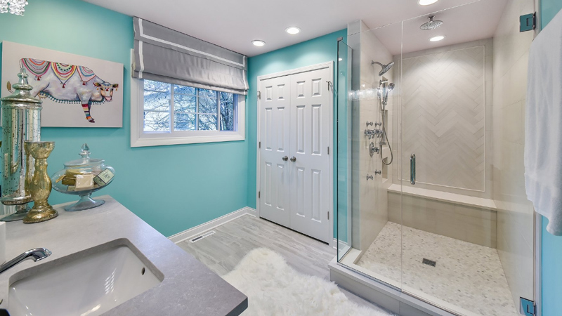 Thay đổi diện mạo của căn phòng khi lắp vách tắm kính thay cho rèm phòng tắm