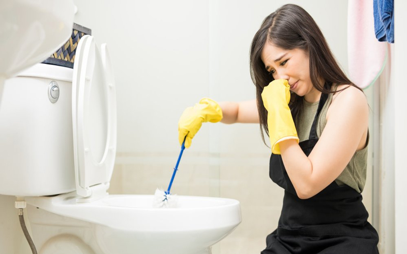 cần vệ sinh bồn cầu sử dụng công nghệ men sứ kháng khuẩn