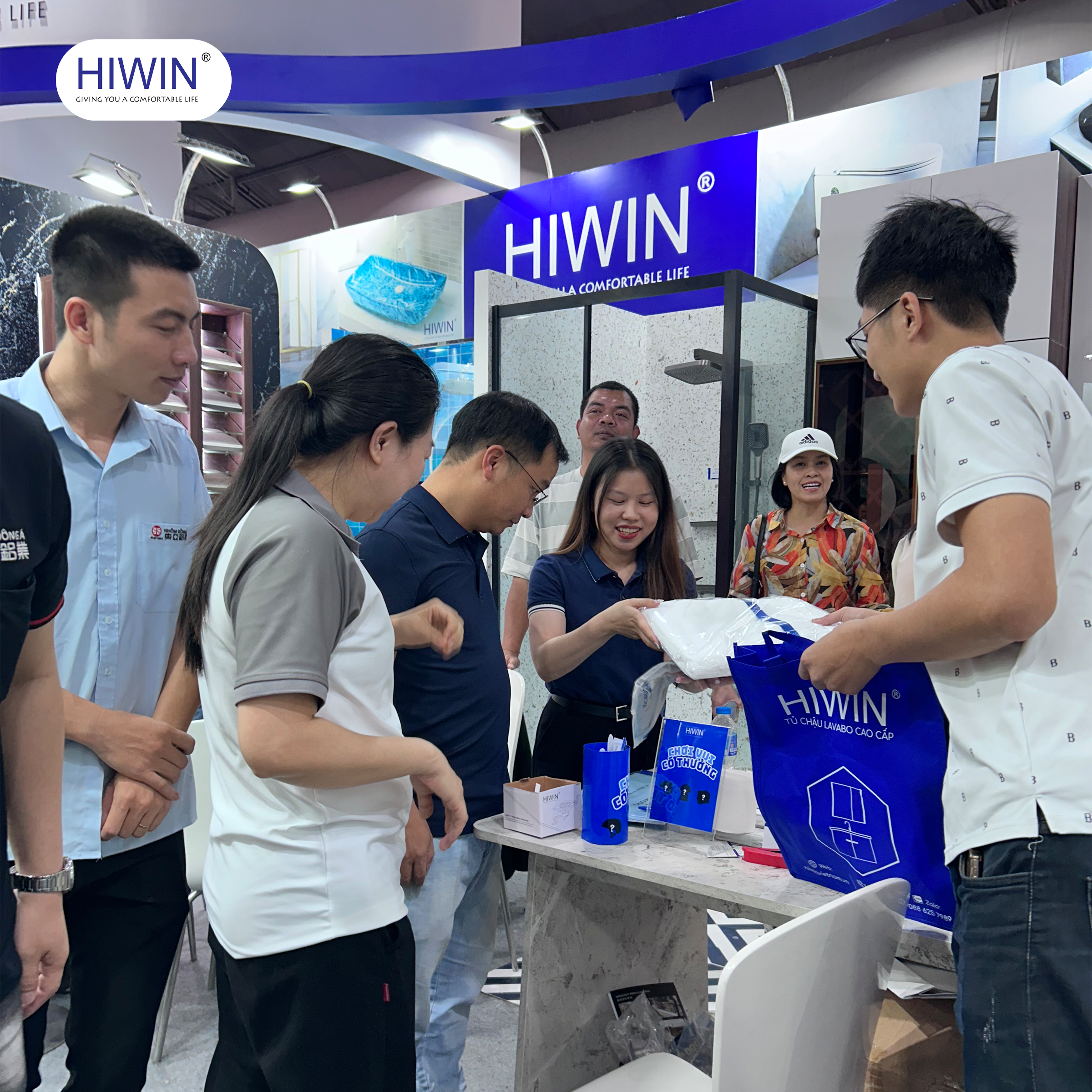 Rất nhiều hoạt động thú vị cùng phần quà giá trị tại gian hàng Hiwin