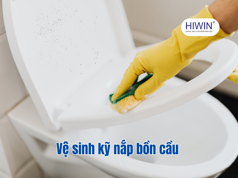 Vệ sinh thật kĩ mốc trên nắp bồn cầu