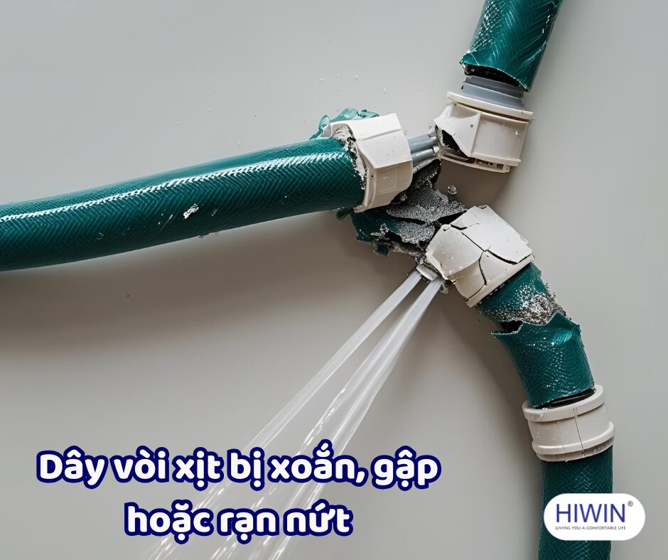 Dây vòi xịt bị xoắn, gập hoặc rạn nứt