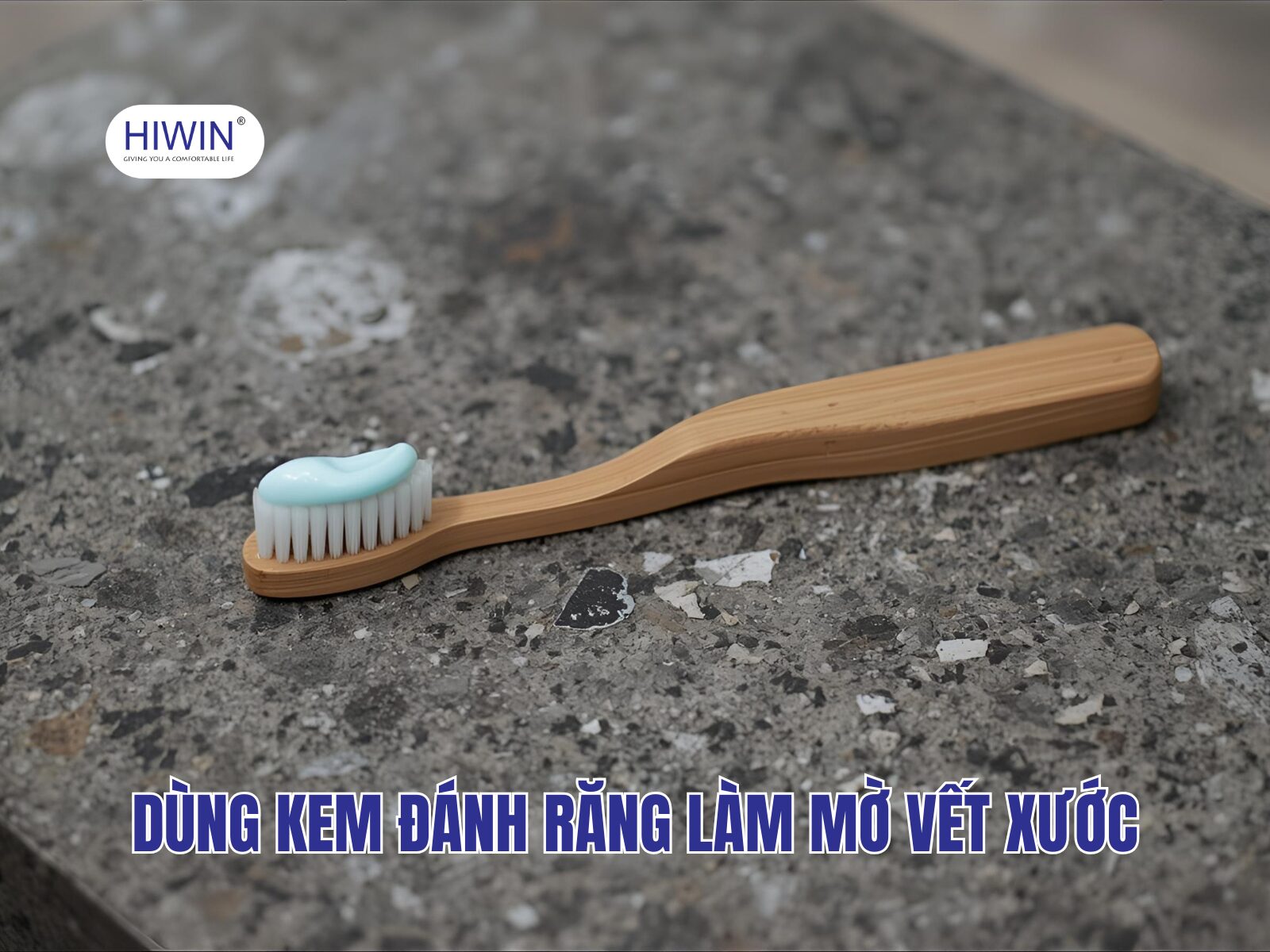 Sử dụng kem đánh răng để làm mờ vết xước trên mặt bàn đá