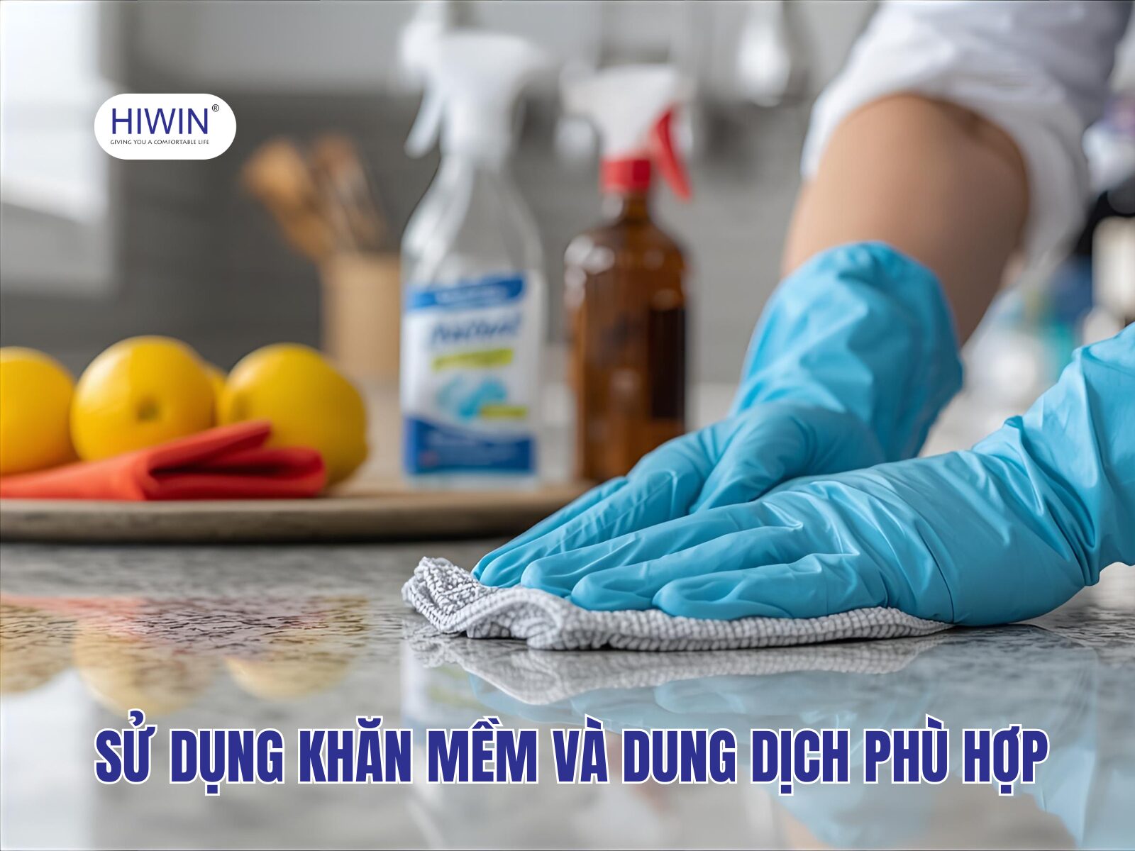 Vệ sinh mặt bàn đá bằng khăn mềm và dung dịch phù hợp
