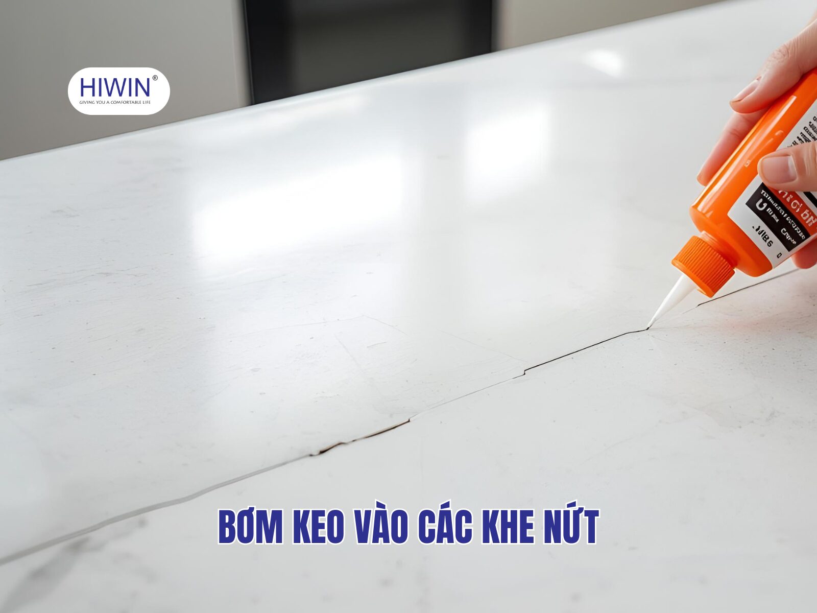 Bơm keo vào các khe nứt sau đó trám một lớp mỏng